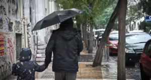 Ο καιρός τύπου «Π» φέρνει βροχές, καταιγίδες και χιόνια στα ορεινά – Σε υψηλά επίπεδα η θερμοκρασία