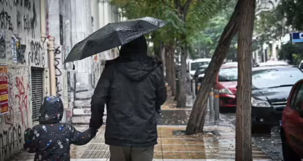 Ο καιρός τύπου «Π» φέρνει βροχές, καταιγίδες και χιόνια στα ορεινά – Σε υψηλά επίπεδα η θερμοκρασία