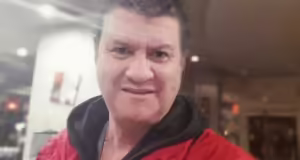Ο Κώστας Μυλώσης από τις «Δυτικές Συνοικίες» αποχαιρετά τον Βασίλη Μαντζουράνη που σκοτώθηκε σε τροχαίο