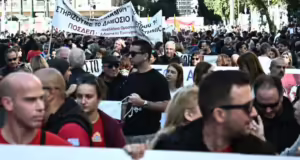 Έφτασε στο Σύνταγμα η πορεία στο κέντρο της Αθήνας - Ποιοι δρόμοι είναι κλειστοί