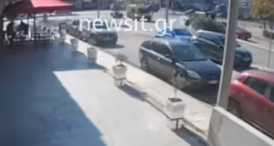 Βίντεο ντοκουμέντο: Η στιγμή που ο οδηγός μηχανής πέφτει σε ασθενοφόρο στο Χαϊδάρι