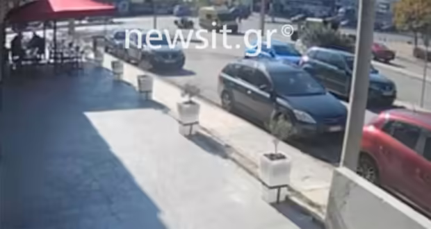 Βίντεο ντοκουμέντο: Η στιγμή που ο οδηγός μηχανής πέφτει σε ασθενοφόρο στο Χαϊδάρι