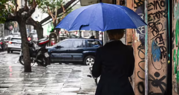 Παρασκευή με βροχές και χειμωνιάτικη Κυριακή: Οι αλλαγές στον καιρό λόγω ατμοσφαιρικής διαταραχής από την Ιταλία