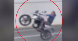 Οδηγός μηχανής κάνει σούζες χωρίς κράνος και έχοντας αγκαλιά τον σκύλο του στην Αττική οδό