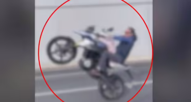 Οδηγός μηχανής κάνει σούζες χωρίς κράνος και έχοντας αγκαλιά τον σκύλο του στην Αττική οδό