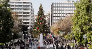 Η Αθήνα στολίζεται για τις γιορτές – Την Πέμπτη ανάβει το χριστουγεννιάτικο δέντρο ύψους 20 μέτρων
