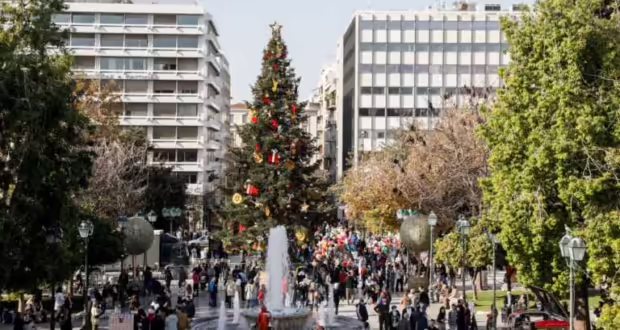 Η Αθήνα στολίζεται για τις γιορτές – Την Πέμπτη ανάβει το χριστουγεννιάτικο δέντρο ύψους 20 μέτρων