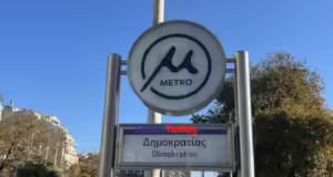 Ξεκίνησε η αντίστροφη μέτρηση για τα εγκαίνια του μετρό Θεσσαλονίκης - Φωτογραφίες από σταθμούς με το λογότυπο