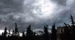 Έρχονται καταιγίδες και θυελλώδεις άνεμοι του Σαββατοκύριακο - «Καμπανάκι» από τους μετεωρολόγους για κακοκαιρία σε όλη τη χώρα