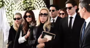 Πλήθος κόσμου στο τελευταίο «αντίο» στον Αντώνη Λυμπέρη – Αγκαλιά με τη φωτογραφία του η σύζυγός του Έλενα Μακρή