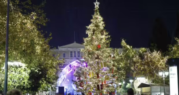 Στολίστηκε το χριστουγεννιάτικο δέντρο στο Σύνταγμα: Την Πέμπτη η φωταγώγηση του