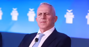 Σφοδρή αντίδραση ΣΥΡΙΖΑ για την ανεξαρτητοποίηση Αποστολάκη: «Ντροπιαστική αποστασία» – Η επικοινωνία με τον Αλ. Τσίπρα