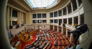 Βουλή: Ψηφίστηκε το νομοσχέδιο για την ενίσχυση του ΕΣΥ και την παρακολούθηση της φαρμακευτικής δαπάνης