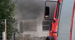 45χρονος οικοδόμος που ζούσε μόνος του ο νεκρός από τη φωτιά στο ισόγειο στα Μέγαρα: «Πέθανε από αναθυμιάσεις»
