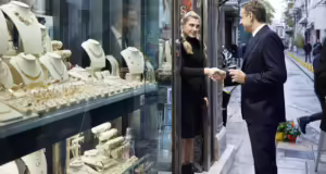 Η βόλτα του Κ. Μητσοτάκη στη γειτονιά του Μετρό – Έβγαλε selfie και μίλησε με καταστηματάρχες