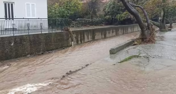 «Όλα έγιναν σε 10 λεπτά, το νερό έφτασε στο ταβάνι, αναποδογύρισε δεξαμενή με 2 τόνους πετρέλαιο», συγκλονίζει μαρτυρία κατοίκου της Λήμνου