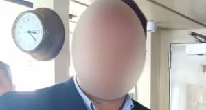 «Γέννησα ένα τέρας, θέλω να τον φτύσω» λέει η μητέρα του αστυνομικού της Βουλής που κακοποιούσε σεξουαλικά τη γυναίκα και τα παιδιά του