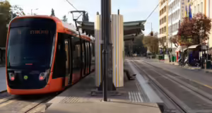Συμμορία ανηλίκων έκλεβε αλυσίδες λαιμού από επιβάτες σε στάσεις λεωφορείων και τραμ – Τέσσερις συλλήψεις
