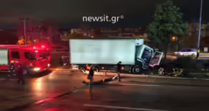 Σοκαριστικό τροχαίο στον Κηφισό μετά από καταδίωξη – Μετωπική αυτοκινήτου με φορτηγό, εικόνες και βίντεο