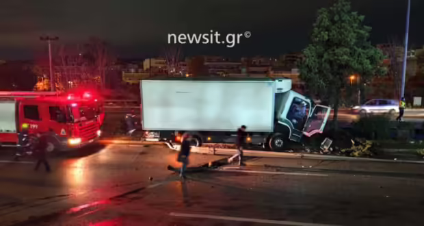 Σοκαριστικό τροχαίο στον Κηφισό μετά από καταδίωξη – Μετωπική αυτοκινήτου με φορτηγό, εικόνες και βίντεο