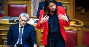 Βουλή: Ψηφίζεται σήμερα το νομοσχέδιο του υπουργείου Εργασίας – Σύγκρουση για τον κατώτατο μισθό