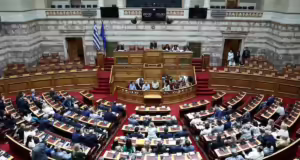 Οξύτατη αντιπαράθεση στη Βουλή για τoν αστυνομικό που κατηγορείται για κακοποίηση της συζύγου και των παιδιών του