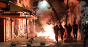 Επεισόδια σε Αθήνα και Θεσσαλονίκη μετά τις πορείες για τον Αλέξανδρο Γρηγορόπουλο - Μολότοφ, χημικά και πολλές προσαγωγές
