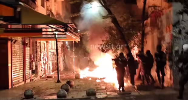 Επεισόδια σε Αθήνα και Θεσσαλονίκη μετά τις πορείες για τον Αλέξανδρο Γρηγορόπουλο - Μολότοφ, χημικά και πολλές προσαγωγές