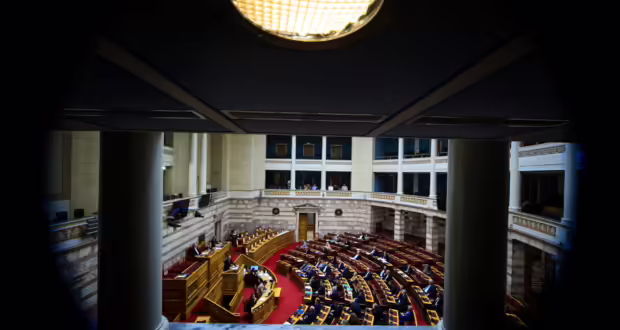 Νομοσχέδιο για κατώτατο μισθό: Υψηλοί τόνοι στη Βουλή – Αιχμηρή κριτική από την αντιπολίτευση