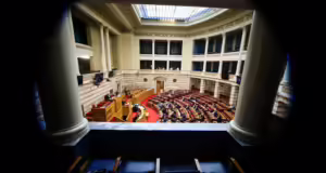 Βουλή: Υπερψηφίστηκε το νομοσχέδιο για τον κατώτατο μισθό – Με 157 «ναι» και 139 «όχι»