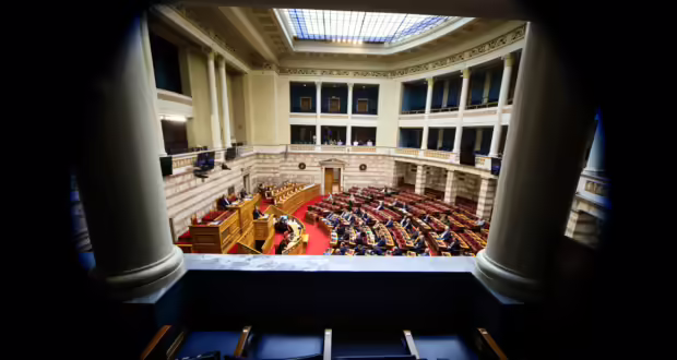 Βουλή: Υπερψηφίστηκε το νομοσχέδιο για τον κατώτατο μισθό – Με 157 «ναι» και 139 «όχι»