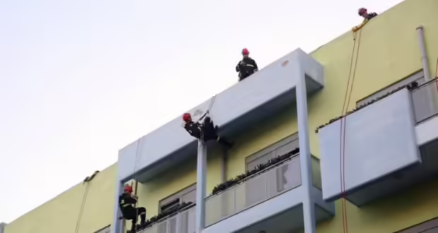 «Ιπτάμενοι» πυροσβέστες χάρισαν δώρα και χαρά στα παιδιά της ογκολογικής μονάδας παίδων
