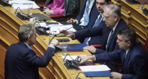 Δεύτερη μέρα συζήτησης επί του Προϋπολογισμού στη Βουλή – Υψηλοί τόνοι ανάμεσα σε Γερουλάνο και Θεοδωρικάκο