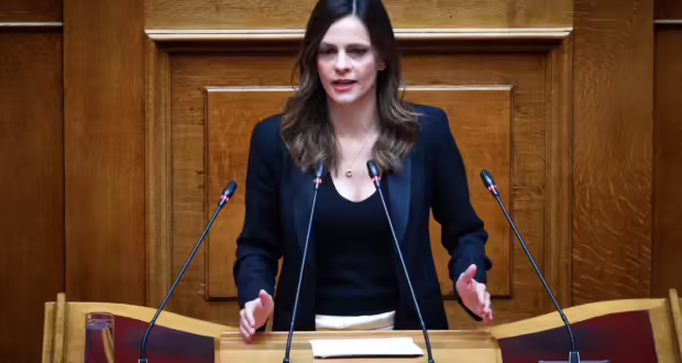 Έφ. Αχτσιόγλου – Προϋπολογισμός: Προέχει μια αντιπαραθετική στρατηγική σε όλα τα μέτωπα