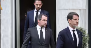«De Grecia» το επώνυμο που επιλέγει η τέως βασιλική οικογένεια για να πάρει την ελληνική ιθαγένεια
