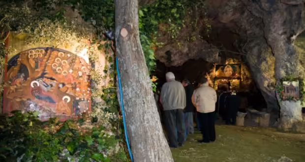 Το επιβλητικό σπήλαιο της Κρήτης όπου γίνεται η αναπαράσταση της γέννησης του Χριστού