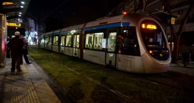 Εκτροχιάστηκε τραμ μετά από σύγκρουση με αυτοκίνητο στην Παραλιακή – Προσωρινό τέρμα στο ΣΕΦ, κυκλοφοριακό «έμφραγμα»