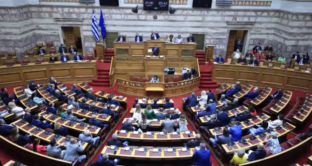 Κόντρες για την ακρίβεια και την καθημερινότητα μεταξύ κυβέρνησης και αντιπολίτευσης