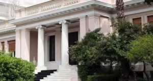 Ποιοι θα πουν τα κάλαντα αύριο στο Μέγαρο Μαξίμου