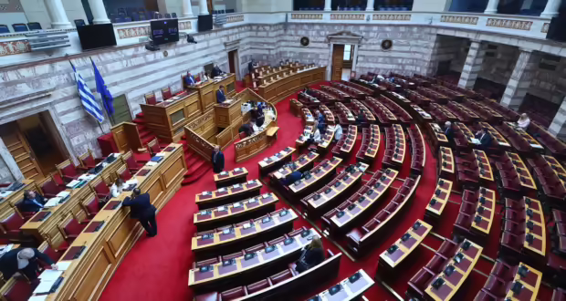 Πρωτοβουλίες για τη μείωση των ιδιωτικών ασφάλιστρων υγείας από το ΠΑΣΟΚ – Επίθεση της αντιπολίτευσης στην Κυβέρνηση για θέματα ακρίβειας