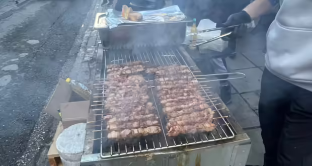 Θεσσαλονίκη: Αυτοσχέδιο γλέντι στη Βασιλέως Ηρακλείου με σουβλάκια, ποτό και χορό