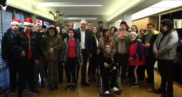 Τα κάλαντα από το Σωματείο Γονέων ΑμΕΑ «Νίκη» στον πρόεδρο του ΣΥΡΙΖΑ Σ. Φάμελλο