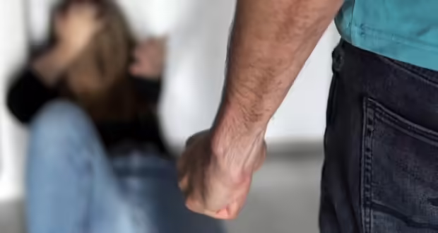 Υπερδιπλασιάστηκαν οι καταγγελίες για ενδοοικογενειακή βία