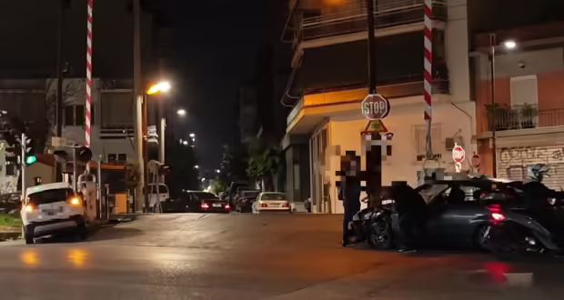 Κεραμεικός: Σφοδρή σύγκρουση δύο αυτοκινήτων στις σιδηροδρομικές γραμμές