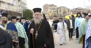 Τα Θεοφάνεια στην Κέρκυρα: Πέφτουν από πλοίο για να πιάσουν τον Σταυρό