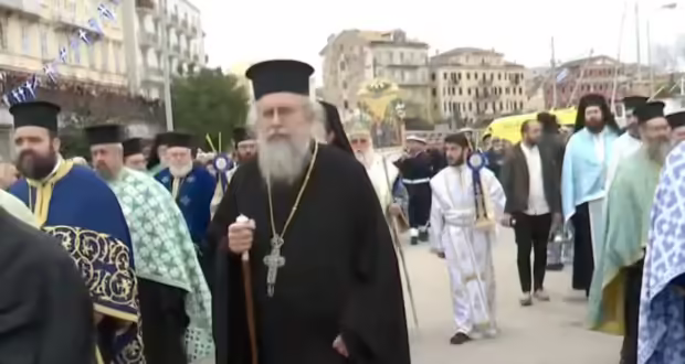 Τα Θεοφάνεια στην Κέρκυρα: Πέφτουν από πλοίο για να πιάσουν τον Σταυρό