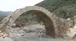 Μακρυνίτσα: Το πέτρινο μονότοξο γεφύρι στο Λουζίνικο δεν έχει ακόμη αποκατασταθεί