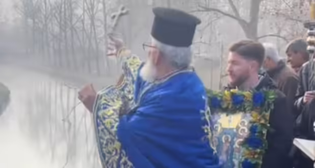 Τρίκαλα: Ιερέας πέταξε τον Σταυρό στο κεφάλι πιστού – Ξέσπασαν όλοι σε γέλια μετά τη «συγγνώμη» του
