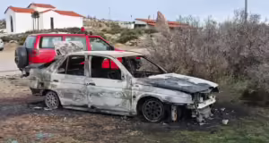 Φωτιά σε αυτοκίνητο στα Καλύβια: Βρέθηκε άνδρας χωρίς τις αισθήσεις του