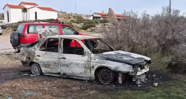 Φωτιά σε αυτοκίνητο στα Καλύβια: Βρέθηκε άνδρας χωρίς τις αισθήσεις του